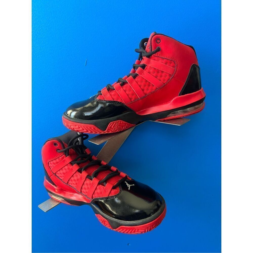 Nike Air Jordan Max Aura Mens Shoes Size 5Y Boys Sneakers Black Red CU4930-600 - Picture 2 of 6